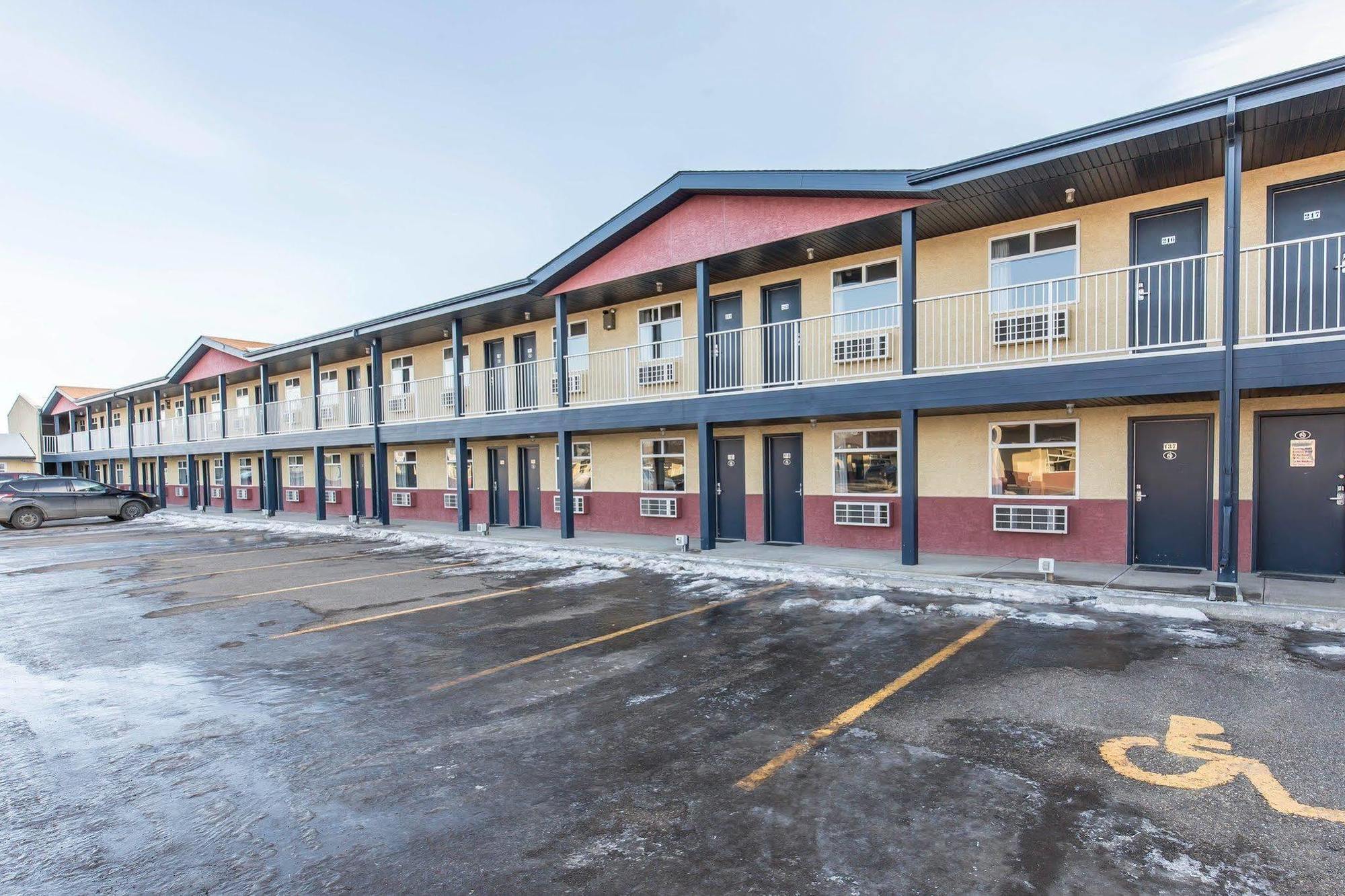 Empire Inn & Suites Penhold Exteriér fotografie
